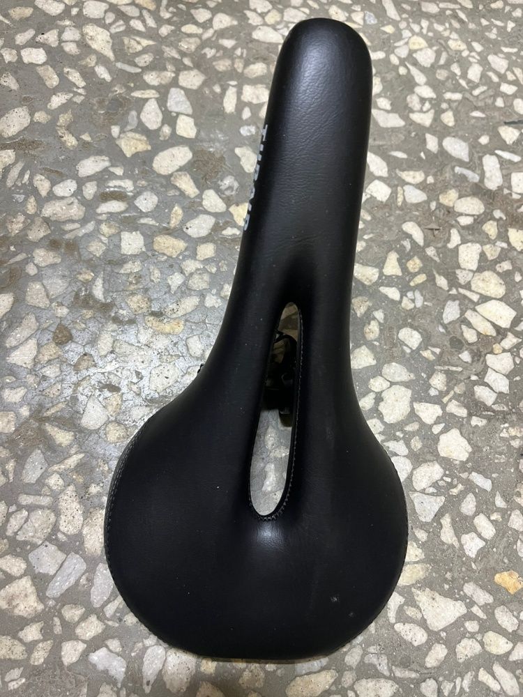 Седло AZ-5520 MTB-COMFORT ( замок,вентиляция )  275x145mm, вес 325гр.  T-01