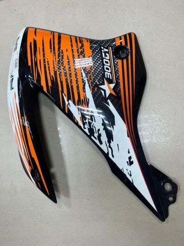 RC200GY-C2 Racer Panther 2010 Правая облицовка бензобака черно/оранжевая