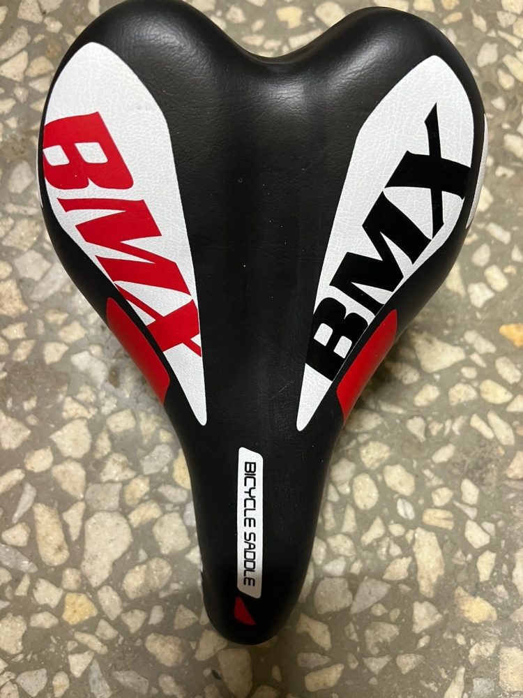 Седло AZ-5593 детское BMX ( замок)  230x130mm, вес 260гр. 01-красный