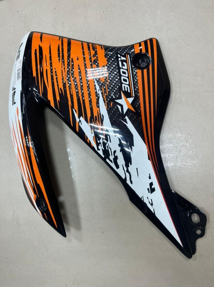 RC200GY-C2 Racer Panther 2010 Правая облицовка бензобака черно/оранжевая