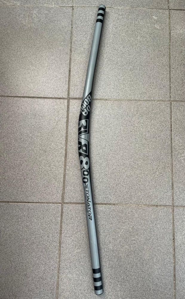 Руль алюминиевый  L=820mm, Ф31.8мм  DETONATOR (серый)